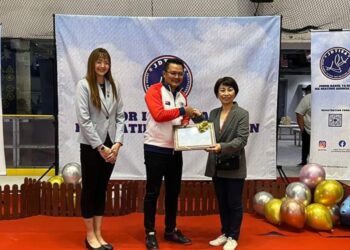 MOHD HAIRI MAD SHAH (tengah) menyempurnakan Pelancaran Persatuan Meluncur Ais Johor Darul Ta’zim (JDTISA) di Blue Ice Skating Rink@Paradigm Mall, Johor Bahru.