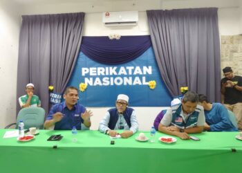 RADZI JIDIN (kiri) menghadiri Majlis Dialog Rakyat Bersama Presiden Pas di Taman Tampoi Utama, Johor Bahru.
