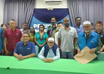 ABDUL HADI AWANG (tengah) menghadiri Majlis Dialog Rakyat Bersama Presiden Pas di Taman Tampoi Utama, Johor Bahru.