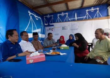 AHMAD MASLAN (kiri) bersama Suhaizan Kayat dan Ramli Bohani melawat PDM Taman Bukit Kempas, Johor Bahru.