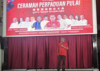 MOHAMAD SABU menyampaikan ceramah kepada komuniti Cina sempena Ceramah Perpaduan Pulai di Nusa Bestari, Johor Bahru.