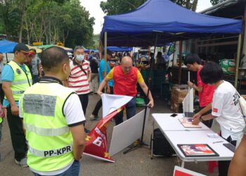 PETUGAS SPR meminta jentera PH menutup kaunter kempen mereka di tapak Pasar Malam Taman Sutera, Johor Bahru kerana melanggar waktu permit kempen diberikan polis.