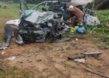 KEADAAN kereta Honda Freed dinaiki tiga warga Singapura yang maut selepas terlibat kemalangan dengan sebuah lori di Ladang Cenas, Bandar Tenggara, Kota Tinggi.