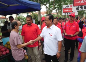SUHAIZAN KAYAT bersalaman dengan seorang pengundi semasa berkempen di Taman Sutera, Johor Bahru.