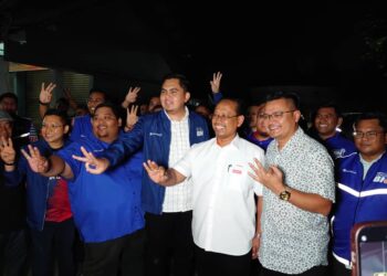 DR. Muhamad Akmal Saleh (tengah) memberi komitmen bahawa jentera Pemuda UMNO akan membantu calon PH memenangi PRK Pulai dan Simpang Jeram pada 9 September ini.