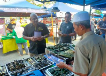 SAMSUDIN MOHAMAD FAUZI (kiri) menemui pengundi semasa berkempen di Tampoi, Johor Bahru.