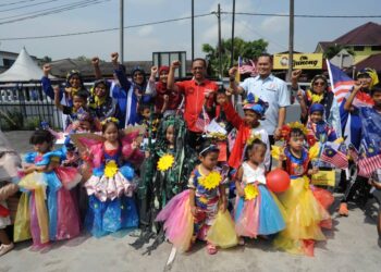 SUHAIZAN KAYAT (baju merah) bersama-sama kanak-kanak  sempena program Ambang Merdeka di KRT, Pengkalan Rinting, Johor Bahru.