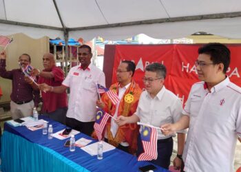 RSN RAYER (tiga dari kiri) membantu kempen calon PH, Suhaizan Kayat pada majlis perjumpaan dengan masyarakat India di Tampoi, Johor Bahru.