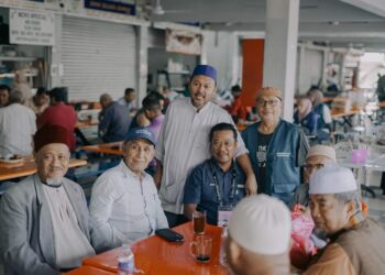 ZULKIFLI JAAFAR (empat dari kiri) melakukan 'walkabout' di Taman Anggerik, Johor Bahru.