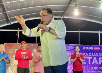 ANWAR Ibrahim ketika berucap pada Jelajah Perpaduan Madani Alor Setar di Alor Mengkudu.