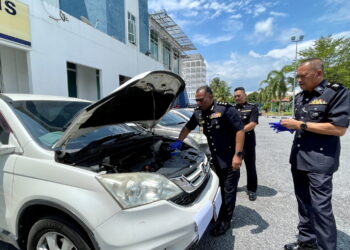 MOHD. Taufik Maidin (tengah) menunjukkan kenderaan yang digunakan untuk menyeludup dadah dipercayai ganja dari negara jiran dalam sidang akhbar di Ibu pejabat Polis Daerah (IPD) Kubang Pasu, Jitra.