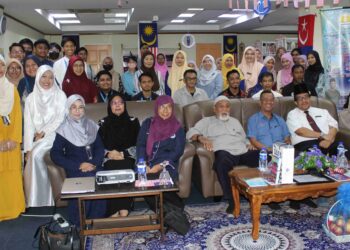SAHRIZAN Jani (duduk tiga dari kanan) dan Pengerusi Tinta Karya, Datuk Ab Ghafar Nin (duduk empat dari kiri) bergambar ramai selepas majlis Pelancaran Buku dan Kibar Jalur Gemilang di Perbadanan Perpustakaan Awam Johor Cawangan Bukit Gambir dekat Tangkak, Johor, baru-baru ini.