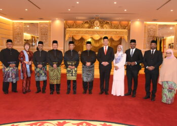 AMINUDDIN Harun (tengah) bersama 10 orang ADUN yang telah mengangkat sumpah sebagai Ahli Majlis Mesyuarat Kerajaan Negeri Sembilan di Istana Besar Seri Menanti, Kuala Pilah hari ini.-GAMBAR/JABATAN PENERANGAN NEGERI SEMBILAN.