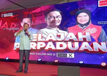 ANWAR Ibrahim menyampaikan ceramah dalam Jelajah Perpaduan Perdana Menteri @ Pilah di Taman Ampang Tinggi, Kuala Pilah malam tadi.-UTUSAN/ZAKKINA WATI AHMAD TARMIZI.