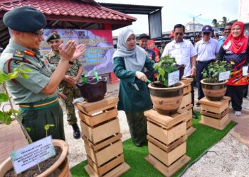 FADHLINA Sidek (tengah) hadir pada Majlis Pelancaran Gotong-Royong Madani Peringkat Negeri Sembilan serta Sambutan Jubli Intan Hari Ulang Tahun Bridged Pertama Infantri Malaysia, di Sekolah Kebangsaan (SK) Sri Rusa, Port Dickson hari ini.-UTUSAN/MOHD. SHAHJEHAN MAAMIN.