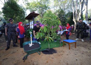 TUNKU ISMAIL SULTAN IBRAHIM menanam pokok meranti semasa merasmikan Hutan Rekreasi Sungai Temigol di Kahang, Kluang sempena KMJ 2023.