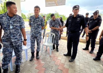 AHMAD Dzaffir Mohd. Yussof meninjau Pusat Mengundi Awal Dewan Angkasaraya, Pangkalan Udara Sendayan, Seremban hari ini.-UTUSAN/ZAKKINA WATI AHMAD TARMIZI.