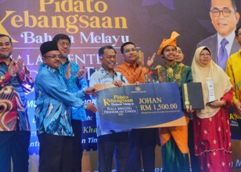 TIMBALAN Menteri Pendidikan Tinggi, Datuk Mohammad Yusof Apdal (empat dari kiri) menyampaikan hadiah kepada Muhammad Mukhlisul (empat dari kanan) yang muncul johan pertandingan Pidato Kebangsaan Bahasa Melayu (PKBM) Piala Menteri Pendidikan Tinggi Tahun 2023 (Edisi Pertama) yang diadakan di USIM Nilai, Seremban hari ini.-UTUSAN/MOHD. SHAHJEHAN MAAMIN.
