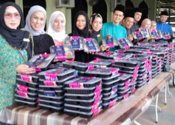 SEBAHAGIAN  murid Orang Asli etnik Jahut menggayakan topeng muka berasaskan Jalur Gemilang selepas pertandingan sempena Bulan Kemerdekaan di Sekolah Kebangsaan Sungai Kiol, Jerantut, Pahang baru-baru ini. – UTUSAN/HARIS FADILAH AHMAD