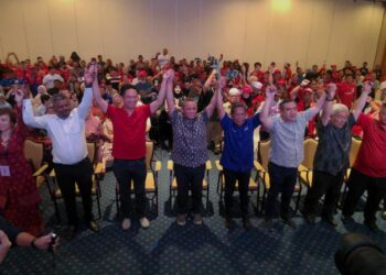 AMINUDDIN Harun bersama Jalaluddin Alias dan Setiausaha Agung DAP, Anthony Loke Siew Fook serta kepemimpinan dan penyokong PH dan BN meraikan kejayaan kedua-dua parti yang berjaya membentuk kerajaan Negeri Sembilan.-UTUSAN/MOHD. SHAHJEHAN MAAMIN
