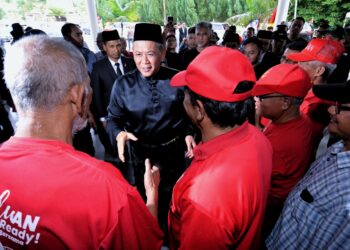 AMINUDDIN Harun disambut para penyokongnya selepas dilantik sebagai Menteri Besar Negeri Sembilan di Seri Menanti, Kuala Pilah hari ini.-UTUSAN/MOHD. SHAHJEHAN MAAMIN.
