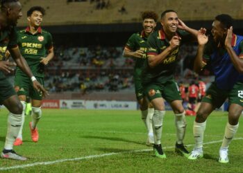 YOHANDRY Jose Orozco Cujia meraikan gol jaringannya bersama rakan sepasukan dalam aksi Liga Super di antara Negeri Sembilan FC dan Selangor FC di Stadium Tuanku Abdul Rahman, Paroi, Seremban malam ini.-UTUSAN/MOHD. SHAHJEHAN MAAMIN.