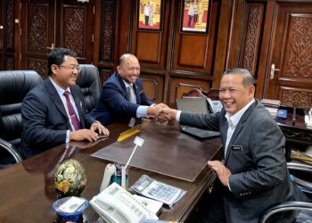 AMINUDDIN Harun bersalaman dengan Setiausaha Kerajaan Negeri Sembilan, Datuk Mohd. Zafir Ibrahim selepas beliau melaporkan diri dan memulakan tugas sebagai Menteri Besar Negeri Sembilan buat penggal yang kedua di pejabatnya di Wisma Negeri, Seremban hari ini.-UTUSAN/ZAKKINA WATI AHMAD TARMIZI.