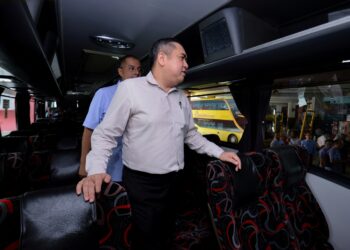 ANTHONY Loke Siew Fook melakukan tinjauan melihat keadaan bas ekspres bagi perjalanan Seremban-Kuala Lumpur di Terminal 1, Seremban hari ini.-UTUSAN/MOHD. SHAHJEHAN MAAMIN.