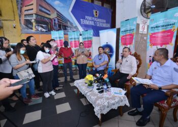 ANTHONY Loke Siew Fook dalam sidang akhbar di Terminal 1, Seremban hari ini.-UTUSAN/MOHD. SHAHJEHAN MAAMIN.