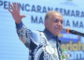 AMEER Ali Mydin sewaktu berucap pada Program Semarak Gemilang Malaysia Madani dan Kempen OhMydin! Meriah Bersama Sempena Ulang Tahun Mydin Ke-66 di Seremban 2, Seremban hari ini.-UTUSAN/MOHD. SHAHJEHAN MAAMIN.