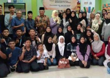 PESERTA bergambar kenangan semasa menyertai Hari Puisi Peringkat Negeri Pulau Pinang 2023 di Dewan Perpustakaan Awam Mengkuang Titi, Permatang Pauh, Pulau Pinang baru-baru ini. – UTUSANABD. RAZAK OSMAN