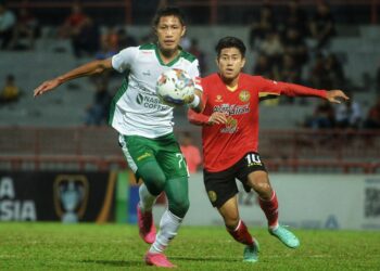 PEMAIN pertahanan Kelantan United, Muhammad Azarul Nazarith Azhar (kiri) mengawal rapi pemain Negeri Sembilan, Hein Htet Aung dalam aksi perlawanan kedua Pusingan 16 Piala Malaysia yang menemukan kedua-dua pasukan di Stadium Tuanku Abdul Rahman, Paroi, Seremban malam ini.-UTUSAN/MOHD. SHAHJEHAN MAAMIN.