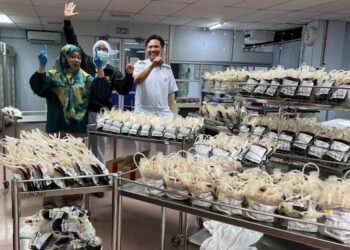  SUHAILA Md. Nor (kiri) bersama Noraidah Mohd Daud dan Shaifulbakri Idris bergambar kenangan setelah mengumpul beg darah sempena Kempen Derma Darah di Lobi HSAH Sungai Petani, Kedah baru-baru ini. – UTUSAN/ABD RAZAK OSMAN