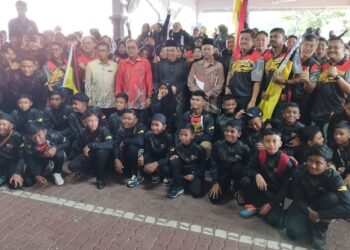 DR. Roslan Husin (berdiri tengah, berbaju Melayu) bergambar bersama kontinjen Negeri Sembilan yang mengambil bahagian dalam Kejohanan Majlis Sukan Sekolah Malaysia 2023 di pekarangan Jabatan Pendidikan Negeri Sembilan di Seremban hari ini.-UTUSAN/NAZARUDIN SHAHARI.