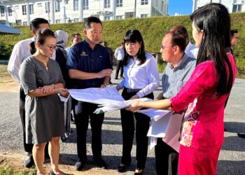 LIM Hui Ying mengadakan lawatan sekitar SJKC Forest Heights sempena lawatan beliau ke Negeri Sembilan hari ini. - UTUSAN/ZAKKINA WATI AHMAD TARMIZI