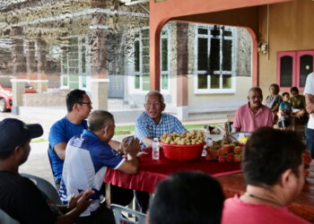 MAHDZIR Khalid menyantuni sebahagian masyarakat Siam ketika berkempen di Kampung Chang Deng, Naka di Padang Terap. - UTUSAN/ SHAHIR NOORDIN