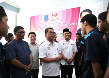 MUSTAPHA Sakmud (tengah) bersama Mohammed Firdaus Johari beramah mesra bersama pelajar tahfiz selepas merasmikan Tahfiz Vokasional Ahmadiah Rakan Kongsi Strategik ILP Kepala Batas di Maahad Tahfiz Vokasional Ahmadiah di Gurun, Sungai Petani. - UTUSAN/ SHAHIR NOORDIN