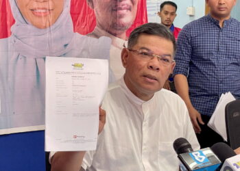 SAIFUDDIN Nasution Ismail menunjukkan dokumen berkaitan pendedahan yang dibuat dalam isu REE Kedah pada sidang akhbar di BGU DUN Jitra, Kubang Pasu.