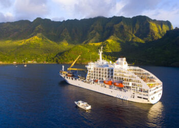 Kapal persiaran itu akan terletak di teluk Vairao berhadapan dengan ombak terkenal Tahiti yang digelar "Chopes"
