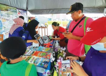 ORANG ramai yang mengunjungi reruai Tourism Johor sempena Festival Majestic Johor 2023 tidak melepaskan peluang mendapatkan cenderamata yang disediakan.