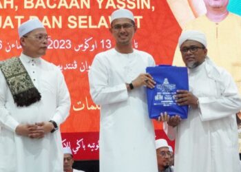 MOHD. Fared Mohd. Khalid menyampaikan cenderahati kepada peserta yang menghadiri Majlis Pelancaran Bulan Dakwah, Bacaan Yasin, Zikir Munajat dan Berzanji di Pejabat Daerah Kulai, Johor, semalam.