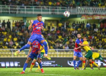 PENYERANG JDT Bergson Da Silva melonjak tinggi untuk menanduk bola ke gawang Kedah dalam perlawanan Liga Super di Stadium Darul Aman, kelmarin. - UTUSAN/ SHAHIR NOORDIN