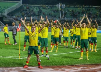 PEMAIN-Pemain Kedah meraikan kejayaan mengikat Johor Darul Ta'zim (JDT) dalam aksi Liga Super di Stadium Darul Aman, kelmarin.- UTUSAN/ SHAHIR NOORDIN