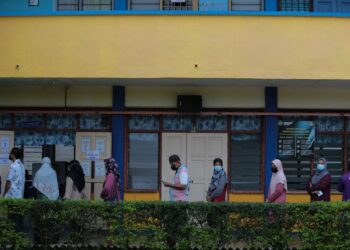 GAMBAR HIASAN-ORANG ramai termasuk warga Bemas beratur seawal pukul 8 pagi bagi menunaikan tanggungjawab mengundi pada PRU15 di Parlimen Padang Serai di Sekolah Kebangsaan Bukit Selarong. - UTUSAN/ SHAHIR NOORDIN