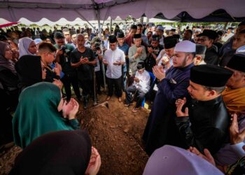 AYOB Khan Mydin Pitchay (empat dari kanan) ketika bersama Timbalan Perdana Menteri, Datuk Seri Dr. Ahmad Zahid Hamidi serta ahli keluarga dan kenalan membacakan doa ketika pengebumian jenazah Johari Harun di Tanah Perkuburan Raudhatul Sakinah, Taman Selaseh. - UTUSAN/MUHAMAD IQBAL ROSLI