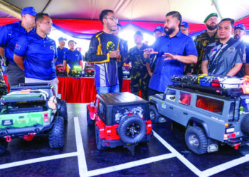 TUNKU ISMAIL SULTAN IBRAHIM menyaksikan permainan alat kawalan jauh 4x4 semasa singgah di Kulim Eco-Trail Retreat, Kampung Ayer Putih, Ulu Tiram, Johor Bahru.