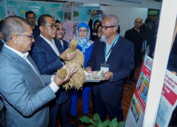 MOHAMED Khaled Nordin (dua kiri) bersama Naib Canselor Universiti Putra Malaysia (UPM), Datuk Dr Mohd Roslan Sulaiman (kiri) melawat ke booth pameran selepas Majlis Perasmian Persidangan Keterjaminan Makanan Kebangsaan 2023 di Universiti Putra Malaysia (UPM) di sini, hari ini. -UTUSAN/FARIZ RUSADIO