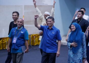 MOHAMED Azmin Ali mengangkat tangan ketika tiba di Pusat Penjumlahan Rasmi Undi Pilihan Raya Negeri (PRN) Selangor bagi Dewan Undangan Negeri (DUN) Hulu Kelang di Dewan Serbaguna Majlis Perbandaran Ampang Jaya (MPAJ) AU2 Taman Keramat Ampang di sini hari ini. 
Mohamed Azmin Ali berjaya meraih jumlah undi sebanyak 25297 dengan majoriti 1617 undi menewaskan calon Pakatan Harapan, Juwairiya Zulkifli.  -UTUSAN/FAUZI BAHARUDIN 