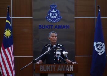 MOHD Shuhaily Mohd Zain bercakap pada sidang akhbar khas di Ibu Pejabat Polis Diraja Malaysia (PDRM) Bukit Aman hari ini. - UTUSAN/FAUZI BAHARUDIN