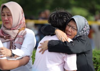 ANTARA ahli keluarga mangsa pesawat terhempas yang tiba di lokasi kejadian di Elmina, Seksyen U16 Shah Alam, Selangor. -UTUSAN/SADDAM YUSOFF